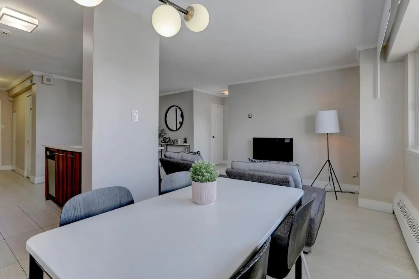 Cool 1-Bedroom Apartment Zm2 Montreal Canada